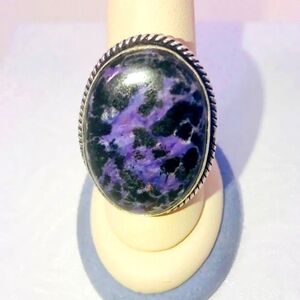 PRETTY PURPLE RUSSIAN CHAROITE LARGE OVAL STONE. 925 SILVER RING SIZE 8 NEW!